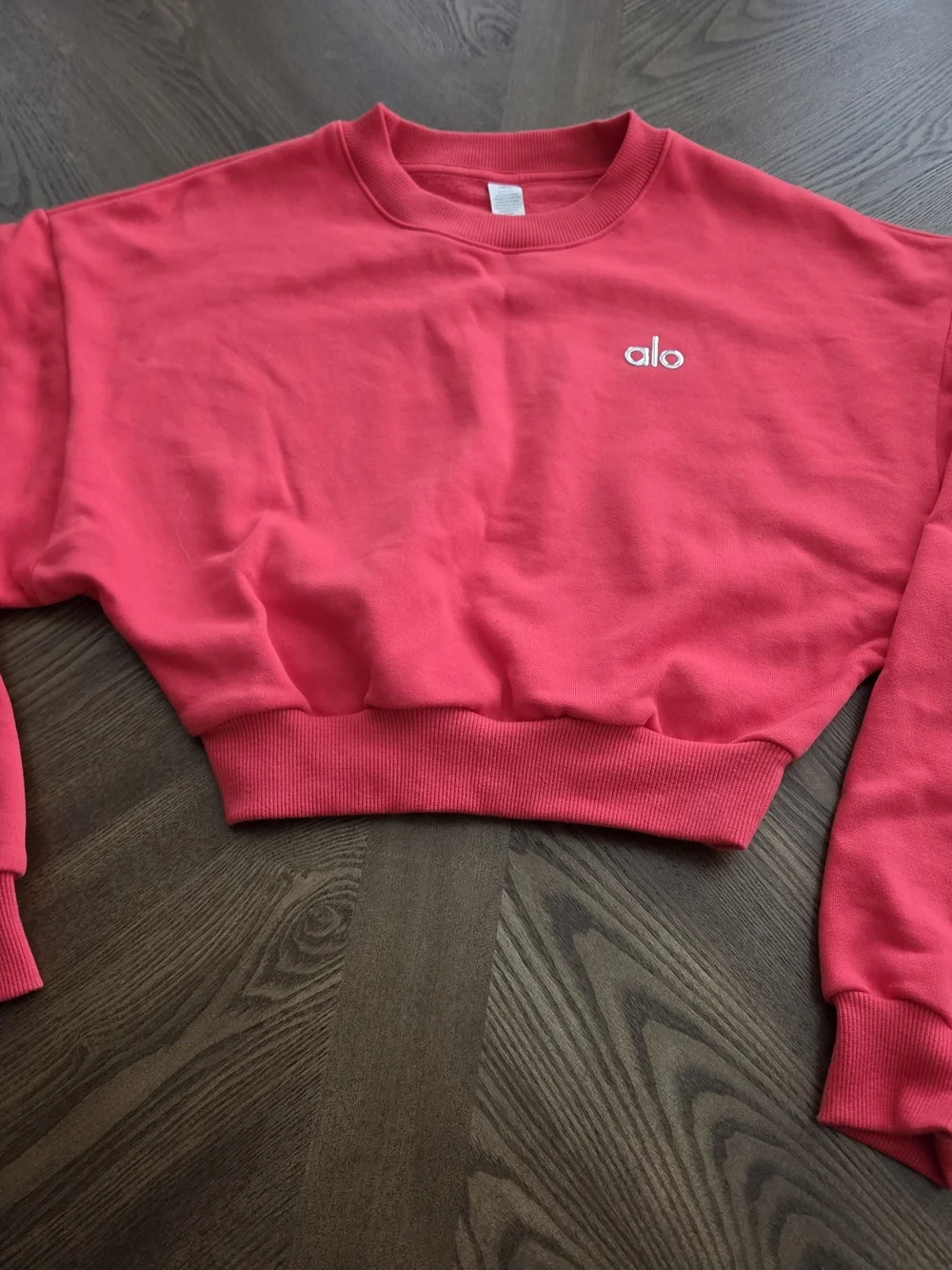 Alo Yoga NWOT Cropped Accolade Crewneck Candy Red sz SMALL